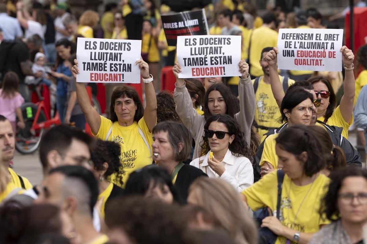 Manifestantes participan en una marcha por el centro de Barcelona durante una jornada de protesta del sector educativo