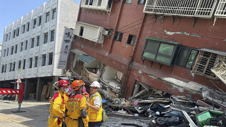 Almenys quatre morts i 57 ferits després d&#039;un terratrèmol de 7,4 graus i nombroses rèpliques a Taiwan