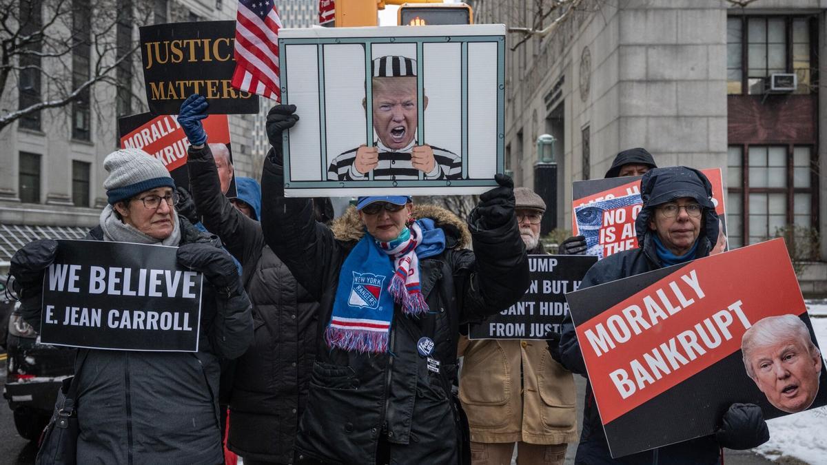 Manifestantes contrarios a Trump protestan frente al tribunal de Nueva York en el que ha comparecido el expresidente, este martes.