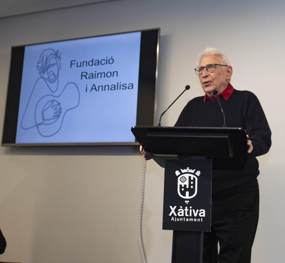 Raimon, en la inauguración de una exposición en Xàtiva.
