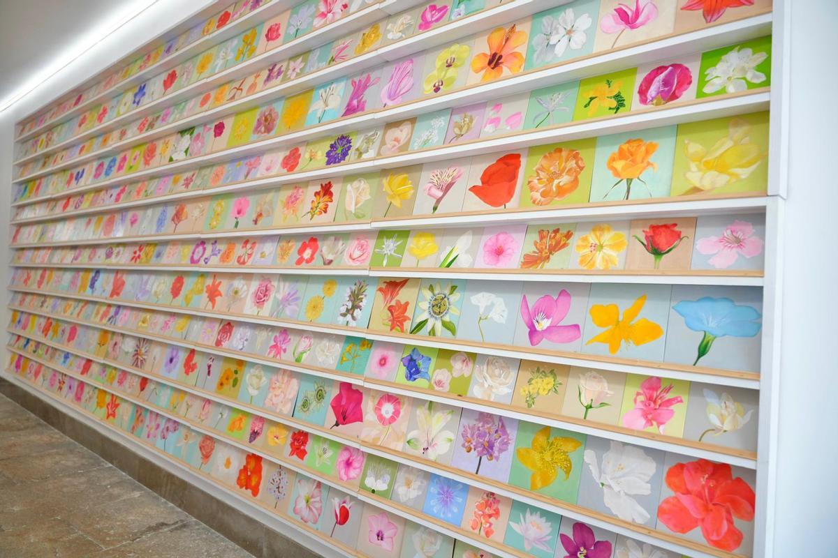 Las pinturas florales de Aguiló tiñen de vida y color el Espai Cor.