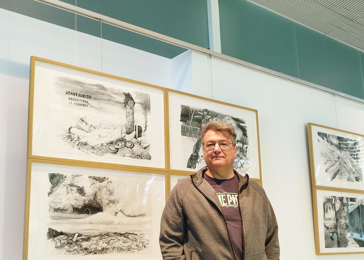 John F Junior, junto a sus obras en la EUIPO