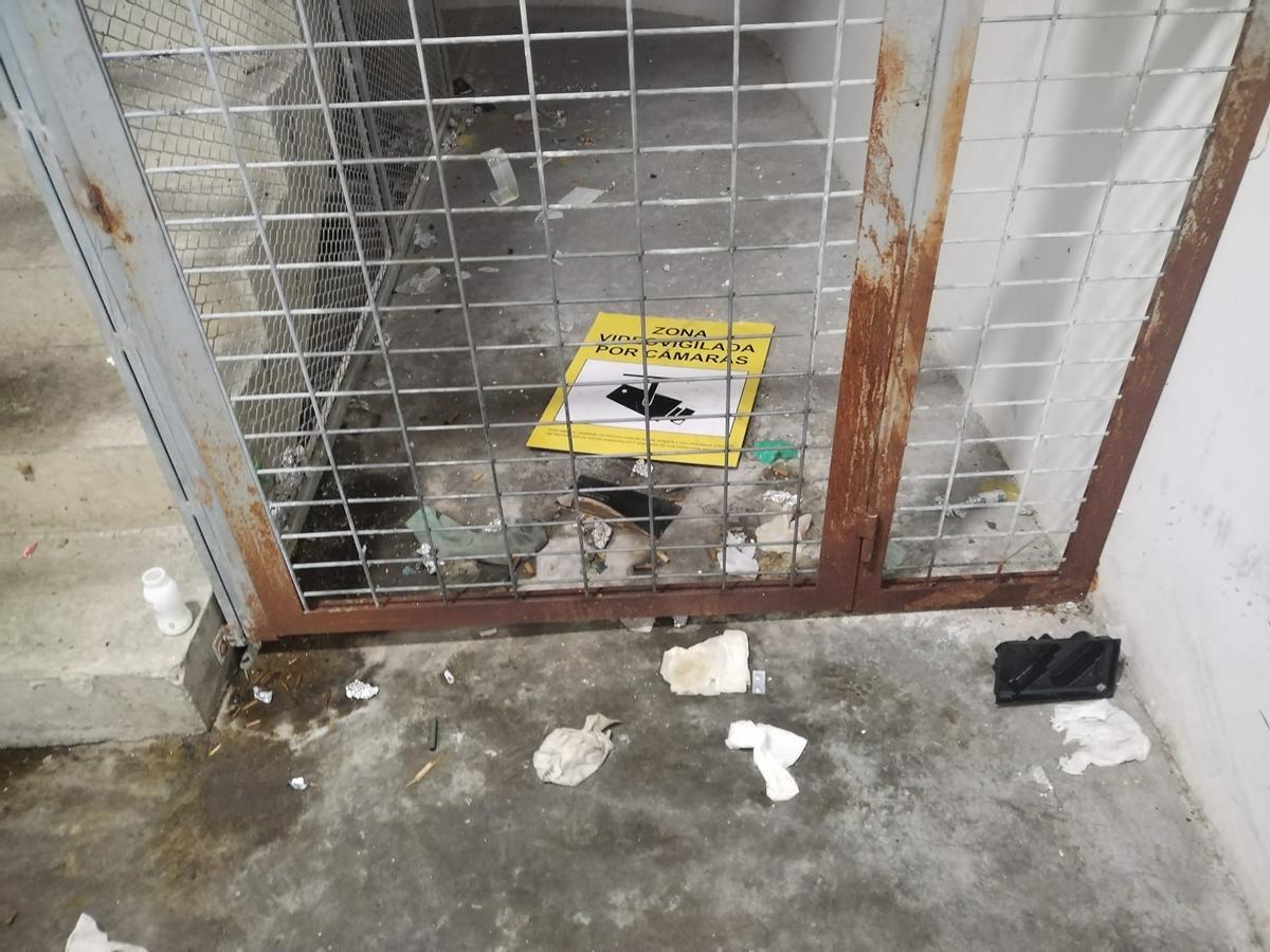 Suciedad en el parking del puente Trujillo de Plasencia.