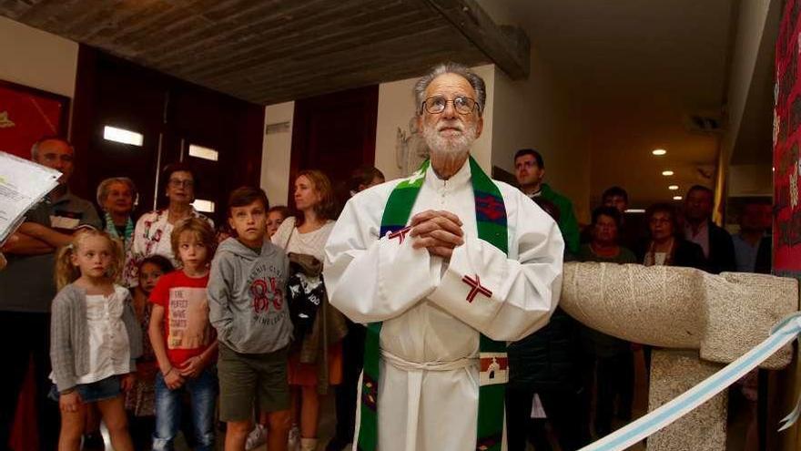 El párroco Vicente Cerdeiriña en la misa homenaje celebrada ayer en San Salvador. // Rafa Vázquez