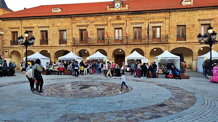 Plaza Mayor de Benavente con expositores del comercio local. | E. P.