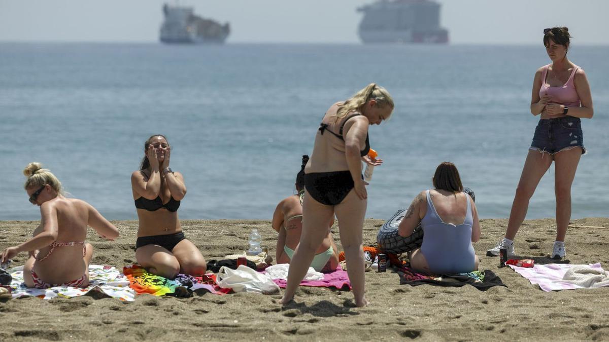 La provincia de Málaga se prepara para no tener que guardar la ropa de verano durante los tres últimos meses del presente año.