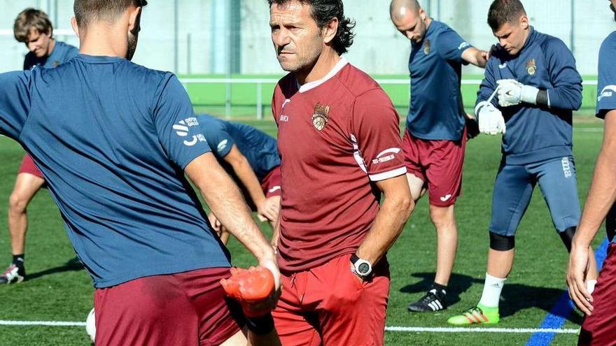 Luisito en el medio de un rondo de estiramientos durante un entrenamiento en Príncipe Felipe. // Rafa Vázqeuz