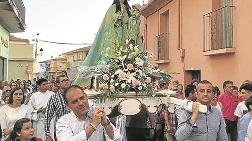 Numerosos vecinos reciben a la Virgen de la Vega y le dedican varios actos