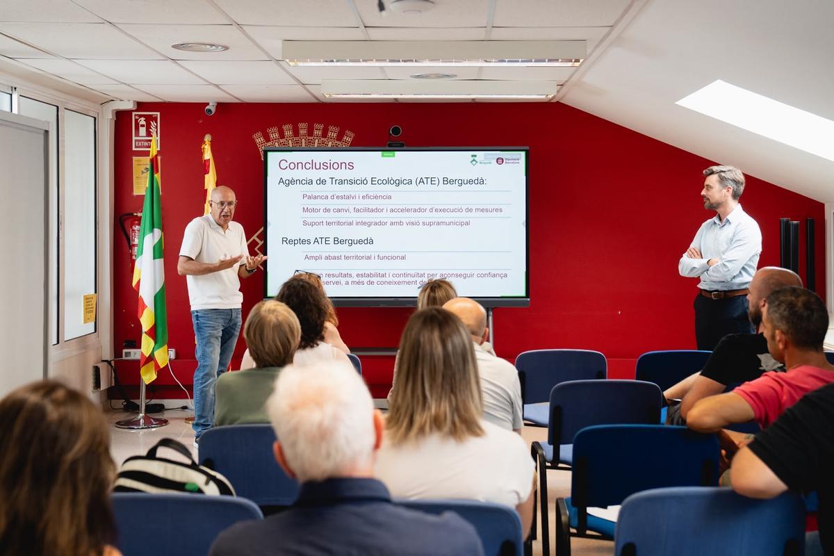 El president del Consell, Moisès Masanas, i el diputat, Marc Serra, presentant la nova Agència als alcaldes de la comarca