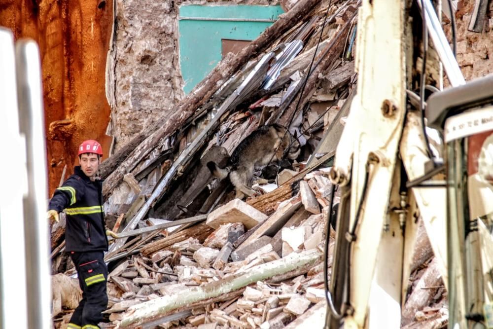 Buscan a una mujer entre los escombros del tercer edificio derrumbado en Alcoy por el temporal