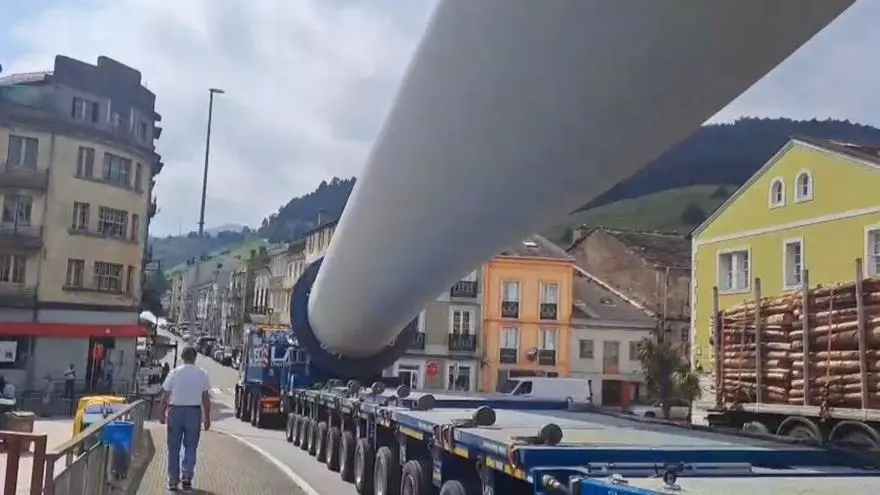 VIDEO: Gran despliegue en la carretera de Vegadeo a La Garganta por el transporte de las gigantes piezas del eólico de Carrugueiro, en Boal