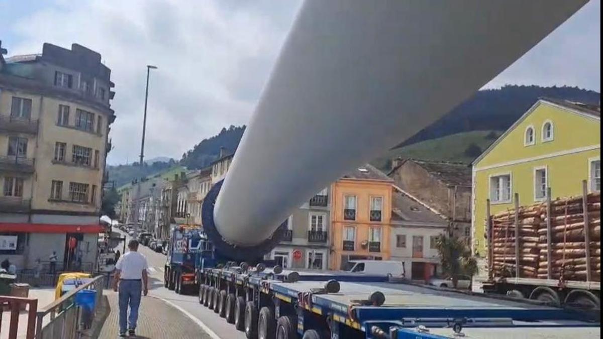 VIDEO: Gran despliegue en la carretera de Vegadeo a La Garganta por el transporte de las gigantes piezas del eólico de Carrugueiro, en Boal