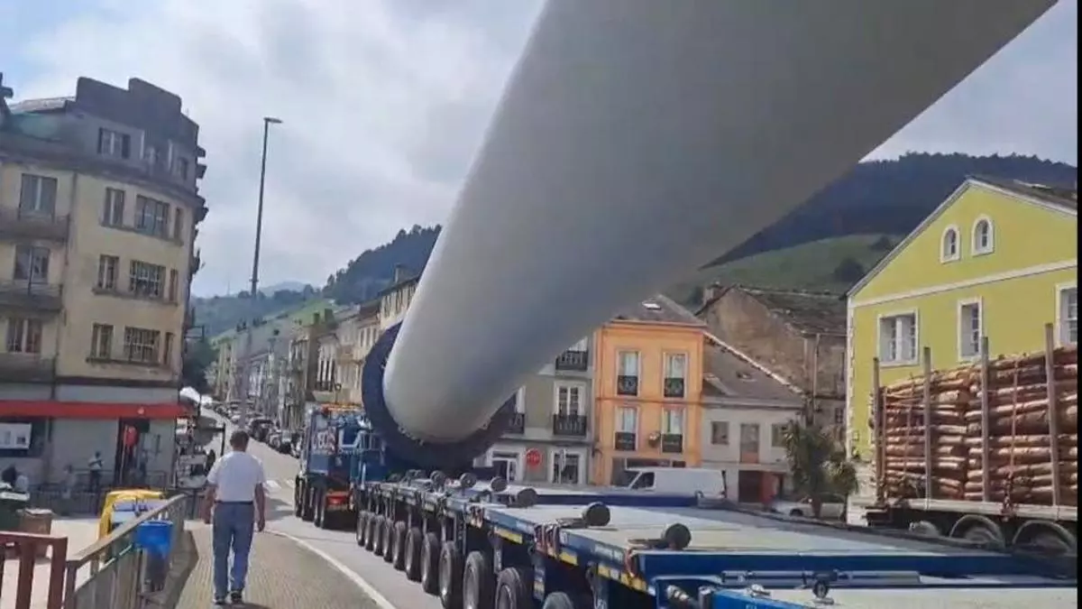 Espectacular despliegue (y retenciones) en la carretera de Vegadeo al alto de la Garganta para transportar las gigantes piezas del eólico de Carrugueiro