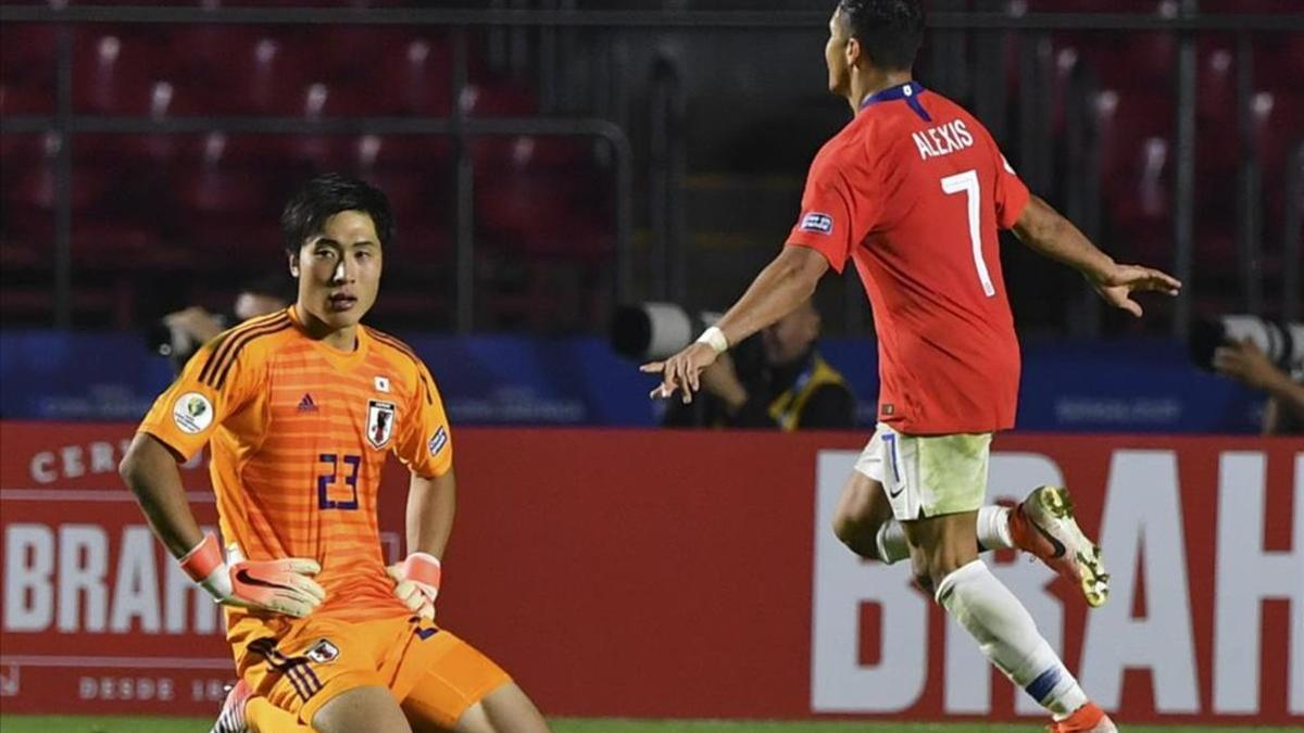 Alexis Sánchez celebrando el gol en el partido frente a Japón