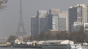 cjane25378255 a view of the eiffel tower seen through smog  on m160621194454
