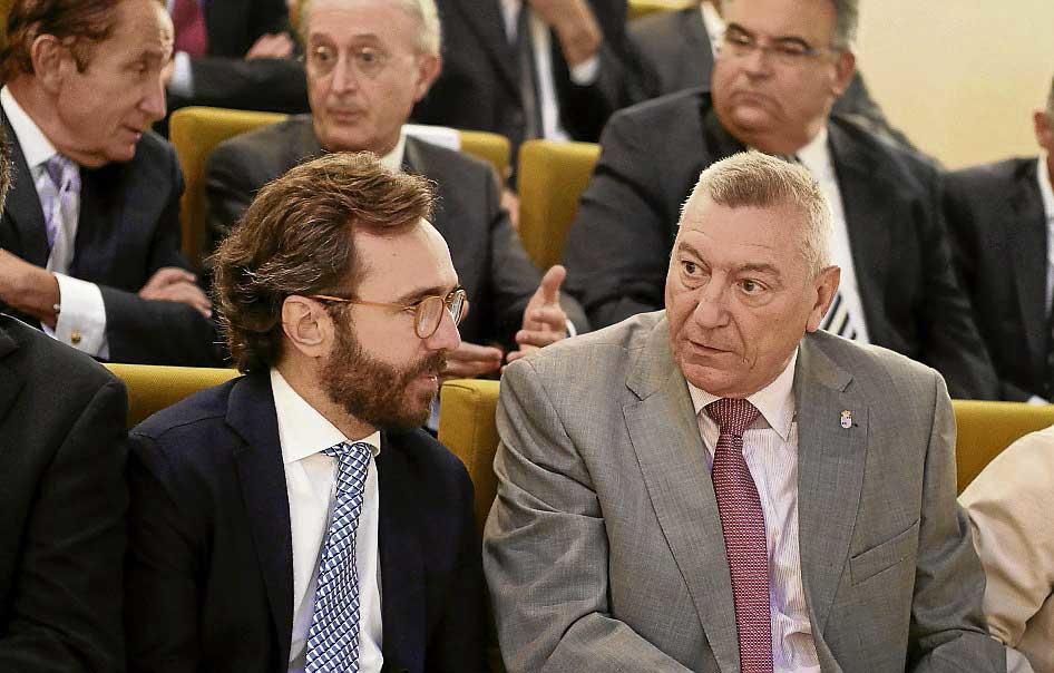 El consejero delegado de Prensa Ibérica, Aitor Moll, conversa con el comandante general de Balears, el general Juan Cifuentes, en el salón de actos durante la entrega de los premios.