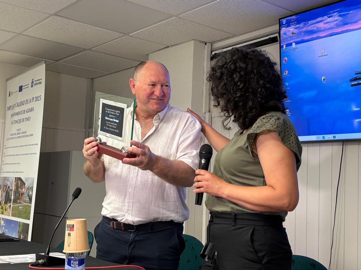 Momento del reconocimieto a Hilario López en departamento de Agraria del instituto Concejo de Tineo.