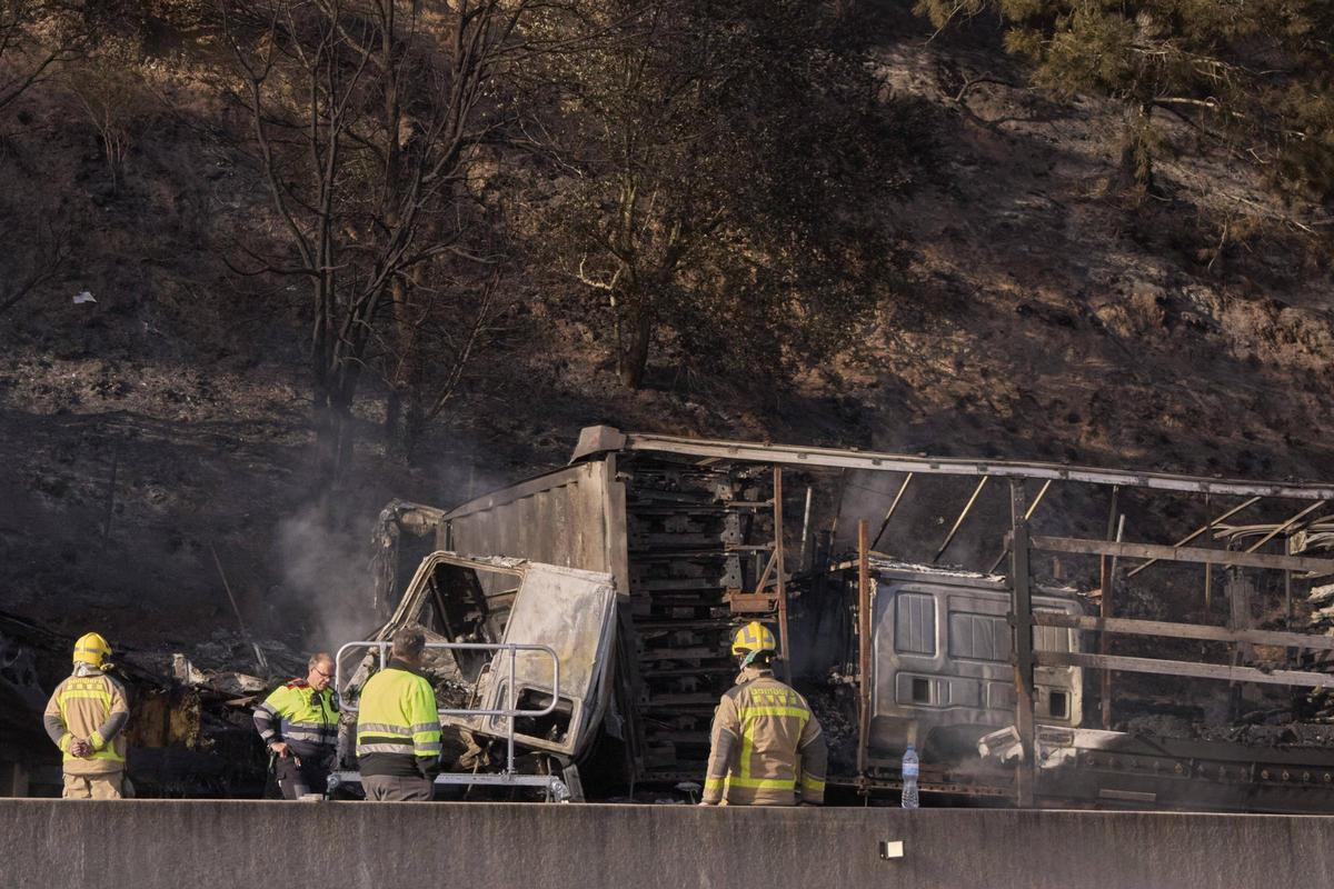 Imatges de l'accident entre dos camions a l'Eix Transversal, a l'alçada de Santa Coloma de Farners