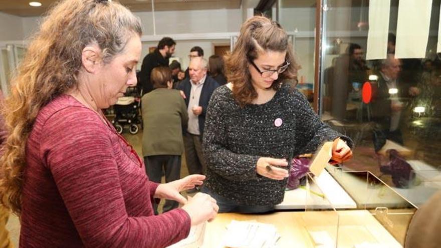 Viviana de Sans y Gloria Santiago cuentan votos en la reunión del día 1 de febrero.