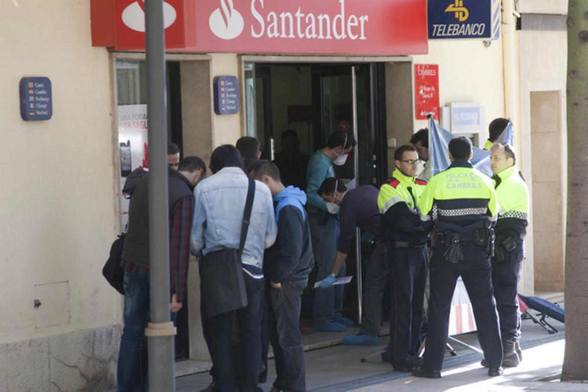 Membres de la policia científica prenen mostres ala sucursal del Santander, avui a Cambrils. Membres de la policia científica prenen mostres ala sucursal del Santander, avui a Cambrils.