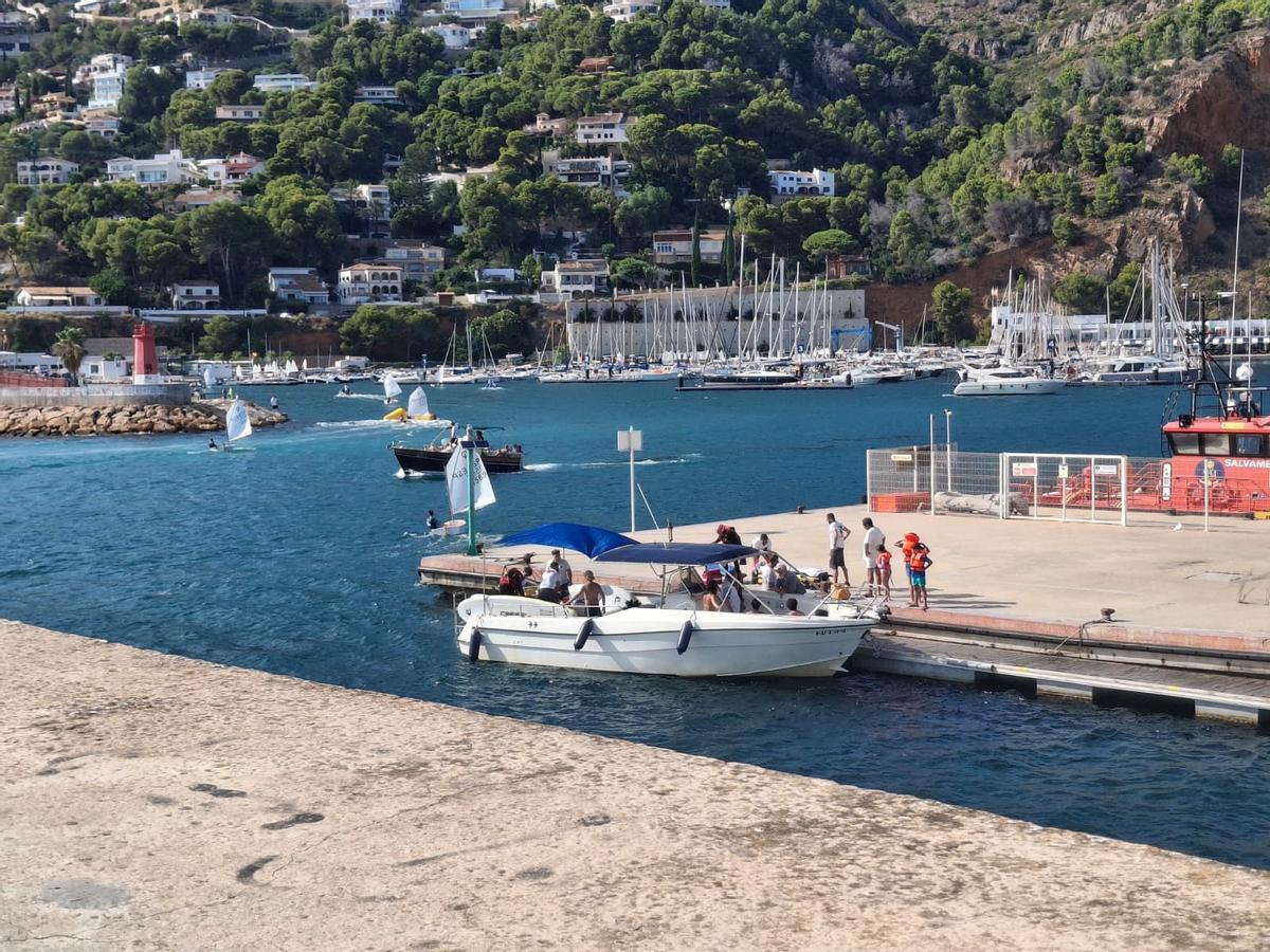 La embarcación del accidente y que ha trasladado, con los rescatadores de Cruz Roja a bordo, a la mujer a puerto