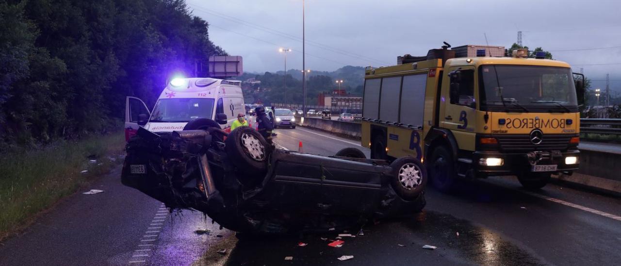 Un coche, volcado, tras sufrir el pasado mes de mayo un accidente en el Corredor de Nalón. | Juan Plaza