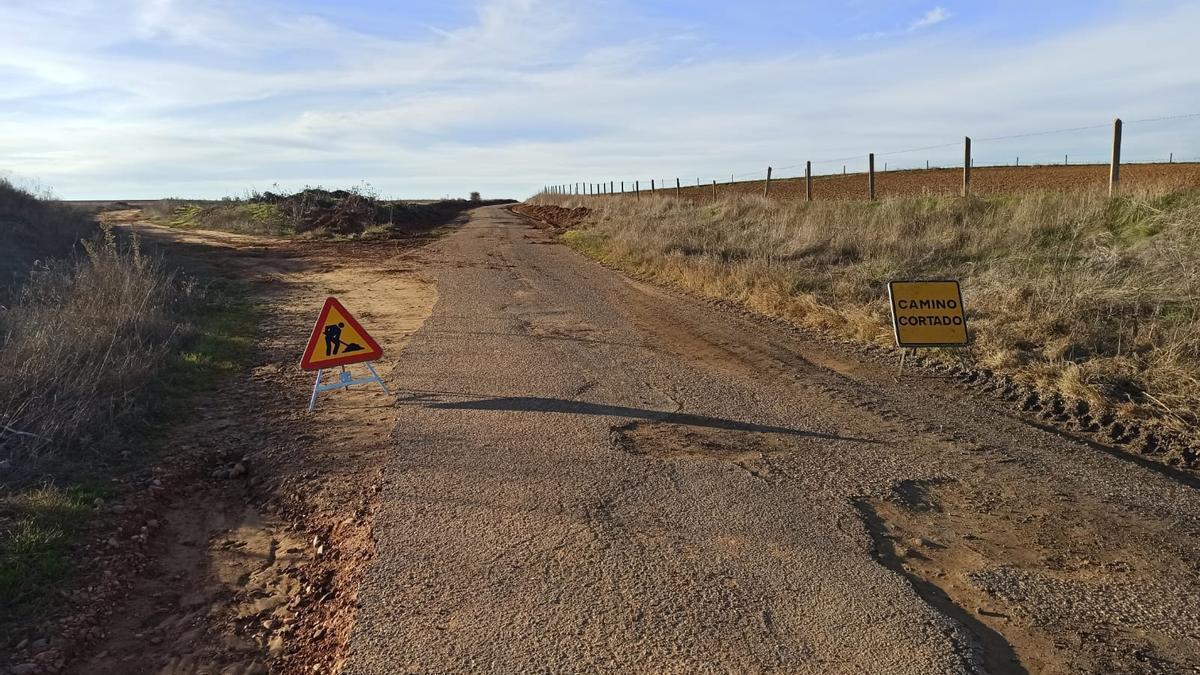 Señales en el camino entre Pobladura y Matilla por el inicio de las obras. /E. P.