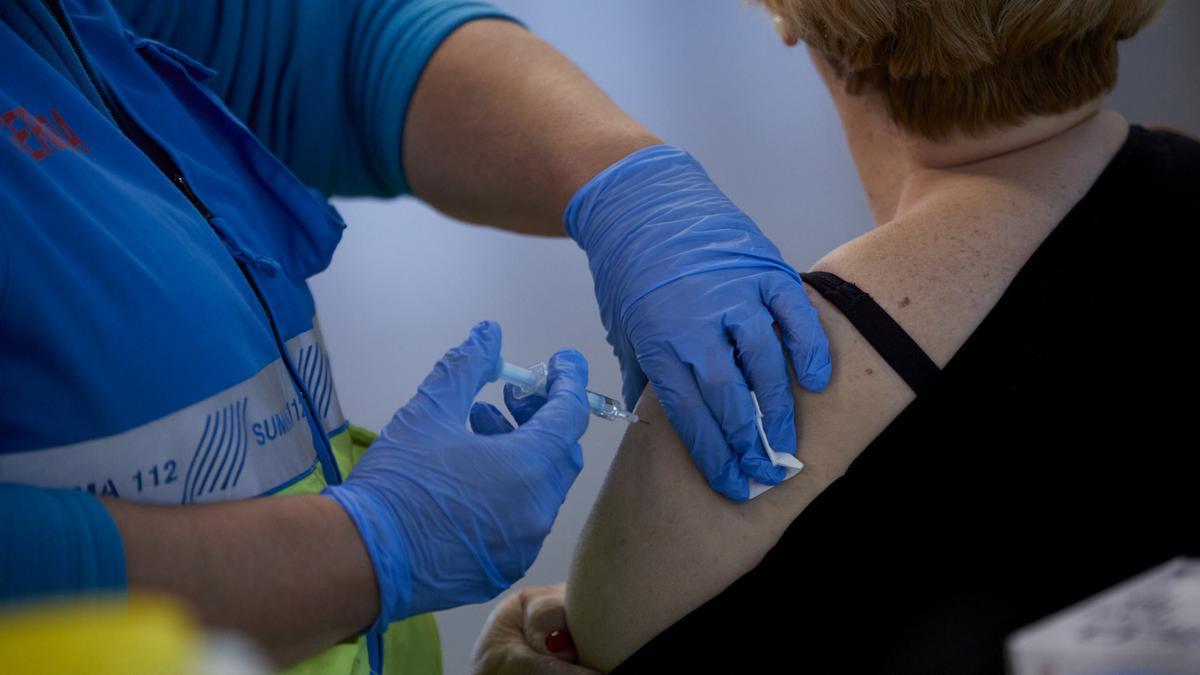 Una paciente recibe una vacuna.