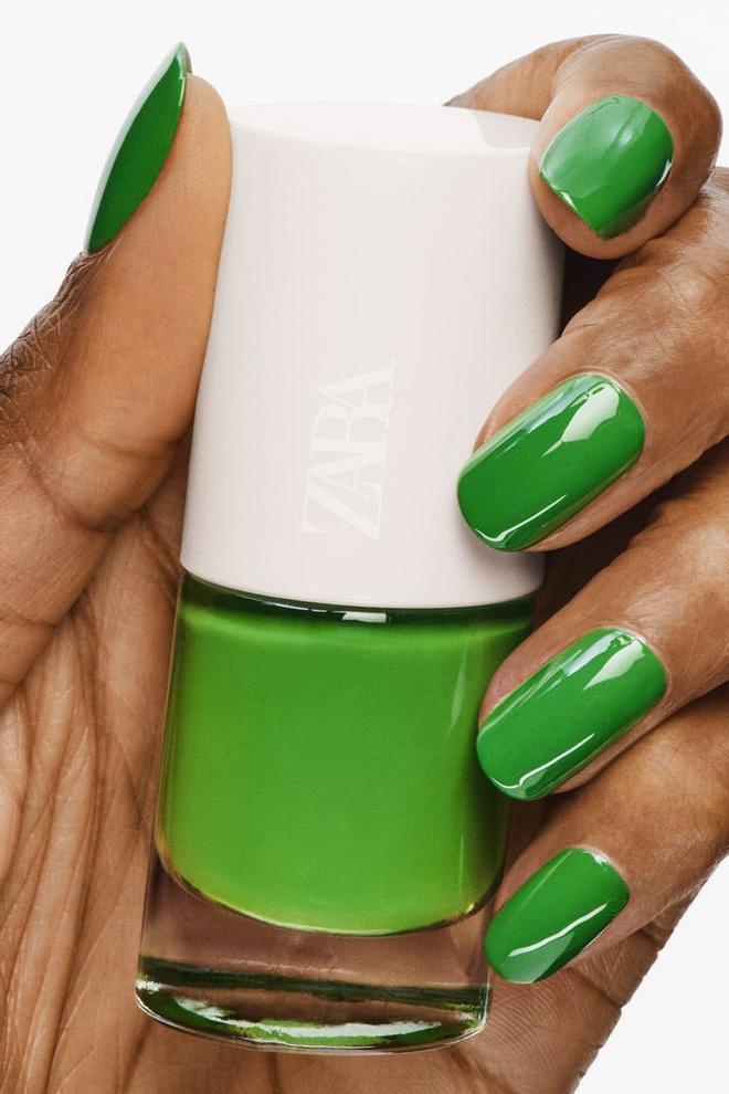 Laca de uñas verde de la colección para el metaverso 'Lime Glam' de Zara
