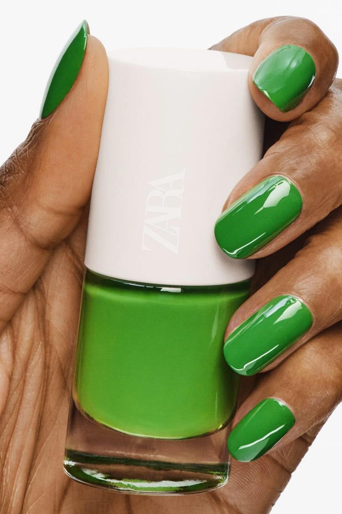 Laca de uñas verde de la colección para el metaverso 'Lime Glam' de Zara