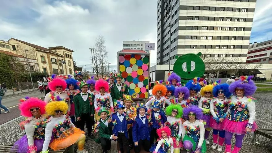 VÍDEO: El desfile de carnaval llena de diversión las calles de Pola de Siero