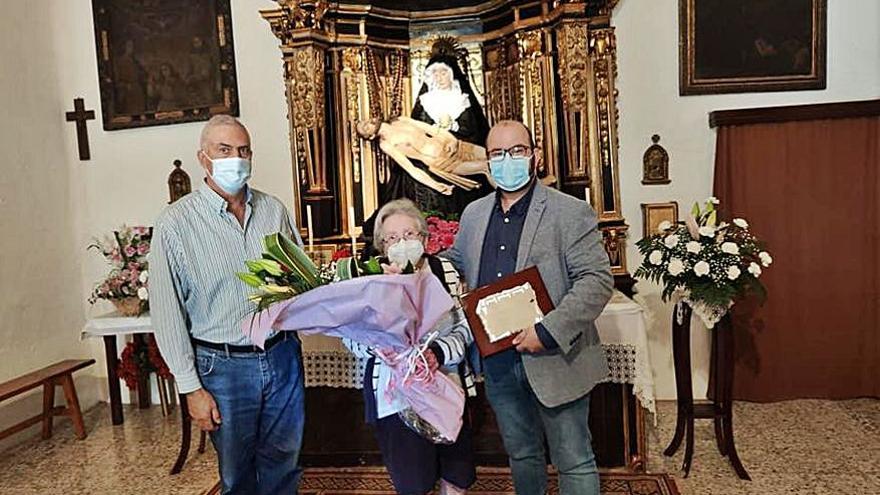 Sergio Ortiz hizo entrega a Vicenta de una placa y un ramo de flores. | SERVICIO ESPECIAL