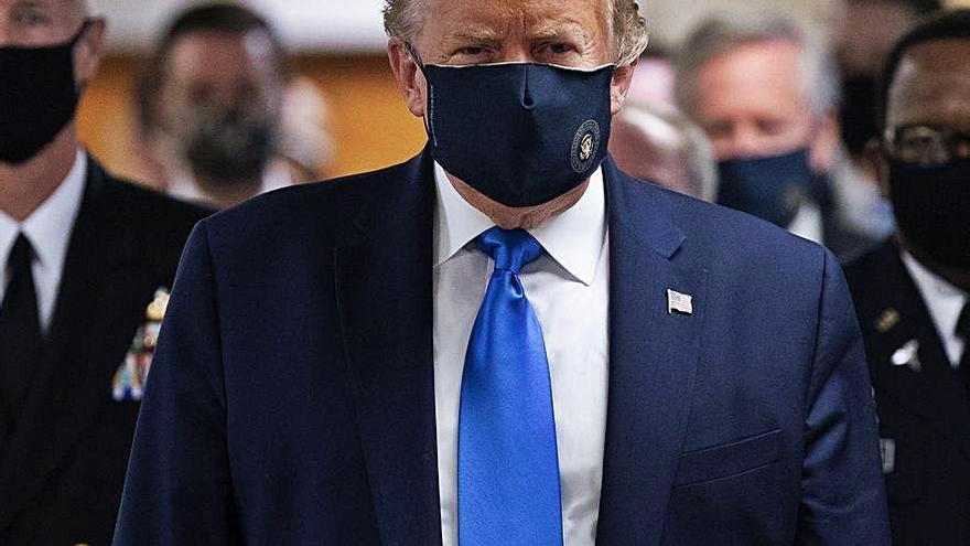 Trump luce mascarilla por primera vez