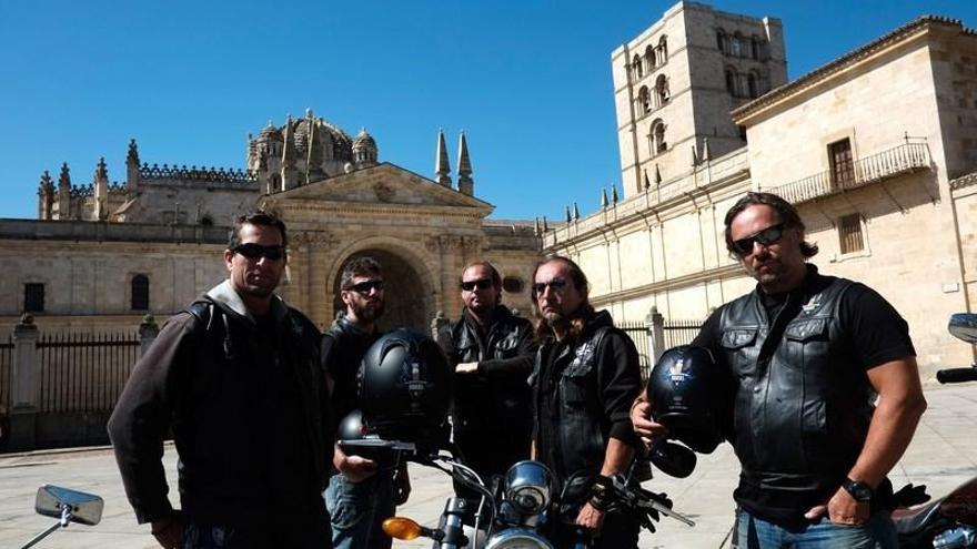 Los singulares motoristas, durante su visita a la Catedral de Zamora, en el casco antiguo.