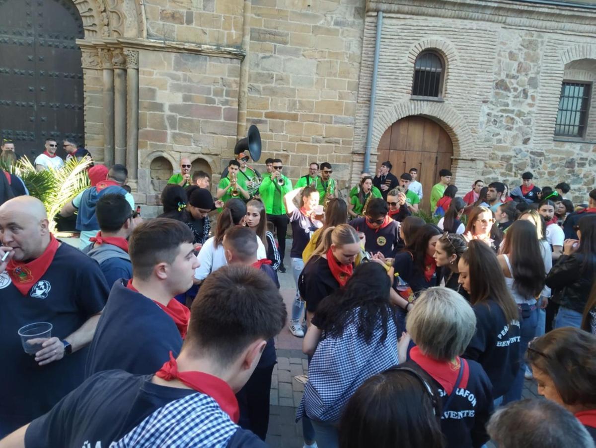 Peña Garrafón con su charanga en Santa María.