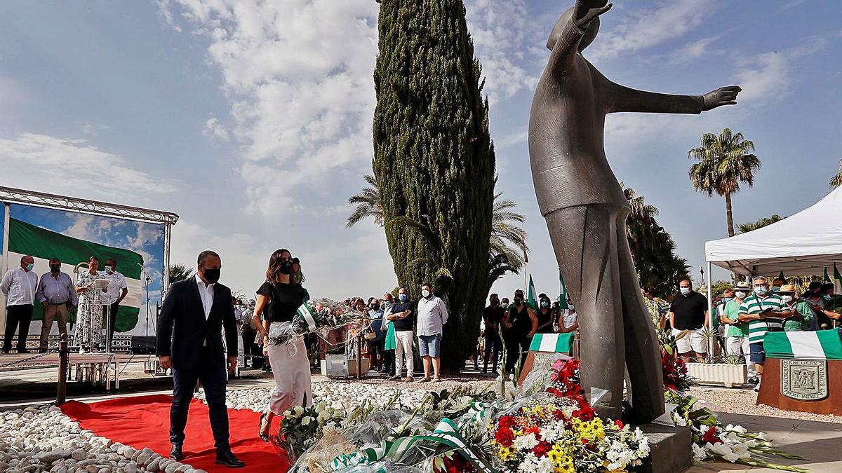 Un momento de la ofrenda floral ante el monumento a Blas Infante en el km. 4 de la antigua carretera de Carmona.