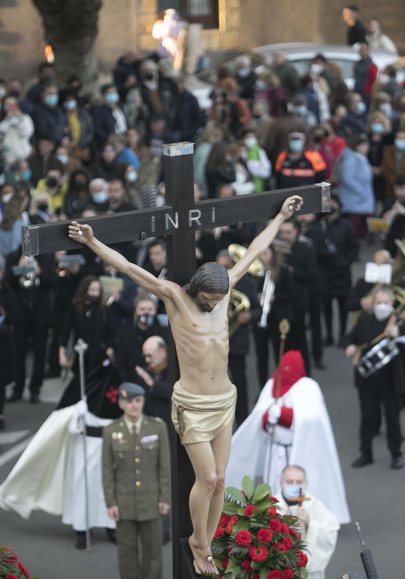 EN IMÁGENES: Gijón arropa al Cristo de los Mártires en su regreso a las calles