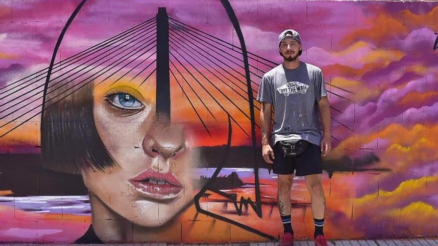 Alejandro Pajuelo, &#039;Chino&#039;, posa junto a su mural de la calle Eugenio Hermoso.