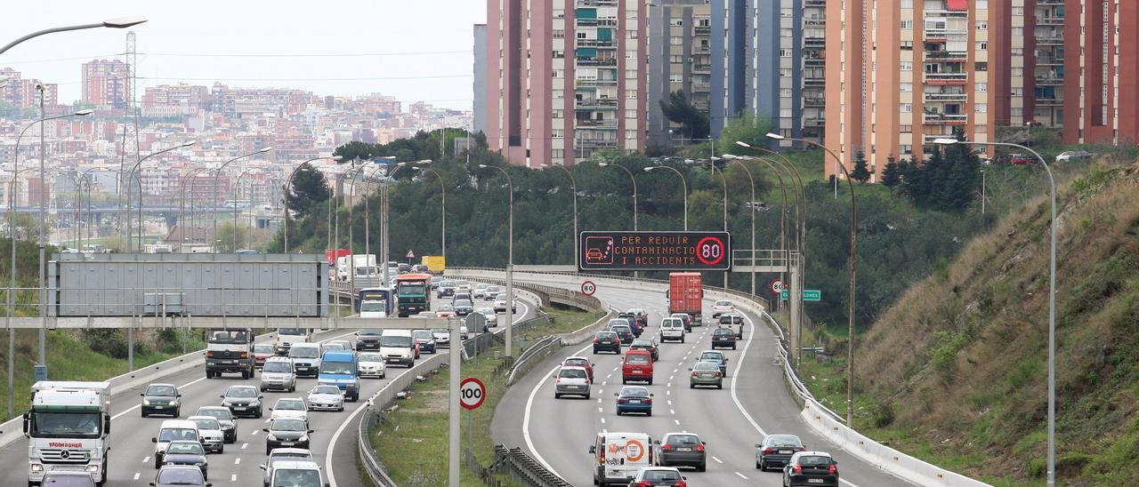 Tráfico en la autopista en su paso por Montcada i Reixac.