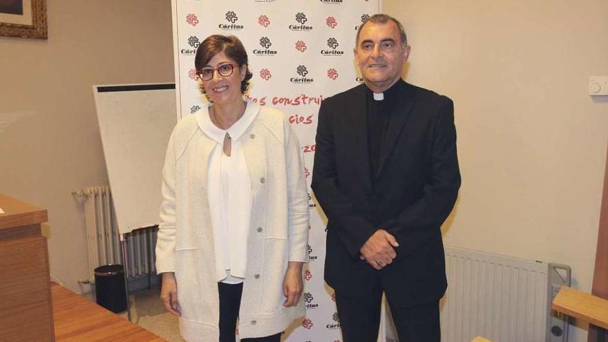 María Tabarés y Ángel Feijóo, directora y delegado de Cáritas Diocesana de Ourense. // Iñaki Osorio