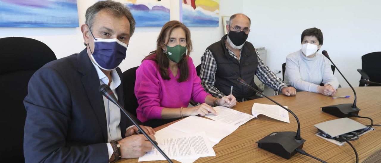 El acto de la firma, ayer, del acuerdo de colaboración entre el Ayuntamiento de Gozón y la AECC. | Ricardo Solís