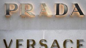Prada compra el seu gran rival Versace per 1.240 milions