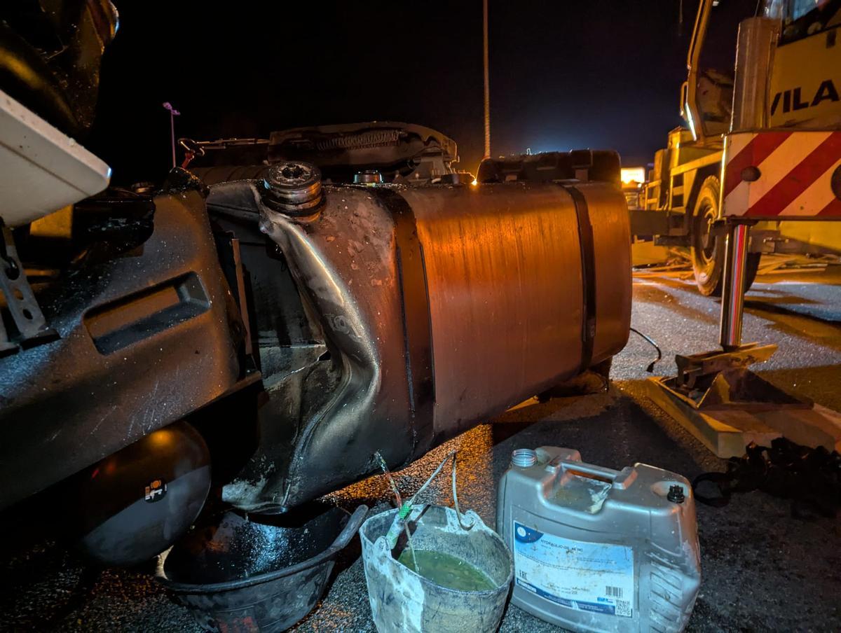 La colisión provocó el vertido de cientos de litros de combustible, que los bomberos han retirado