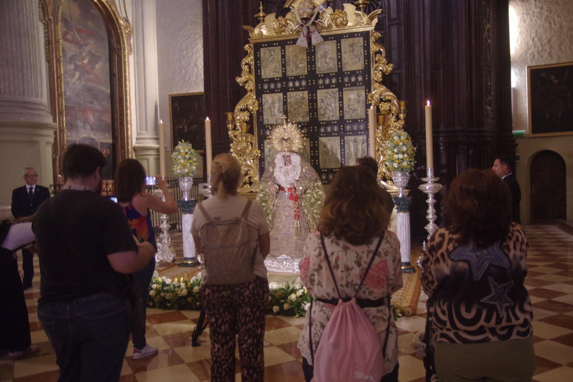 Besamanos a la Virgen de la Esperanza en la Catedral de Málaga tras participar en la procesión de Roma