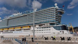 El Sun Princess atracado en el muelle Adossat de Barcelona.