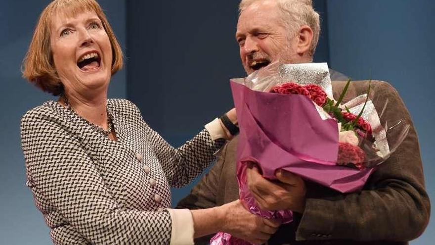 Corbyn entrega flores a su antecesora, Harriet Harman. // Efe