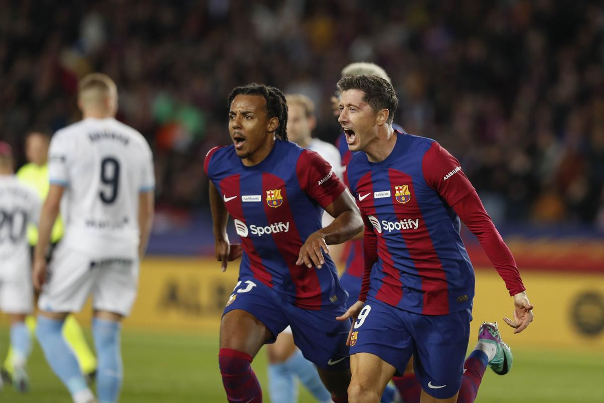 Lewandowski celebra el gol acompañado de Koundé.