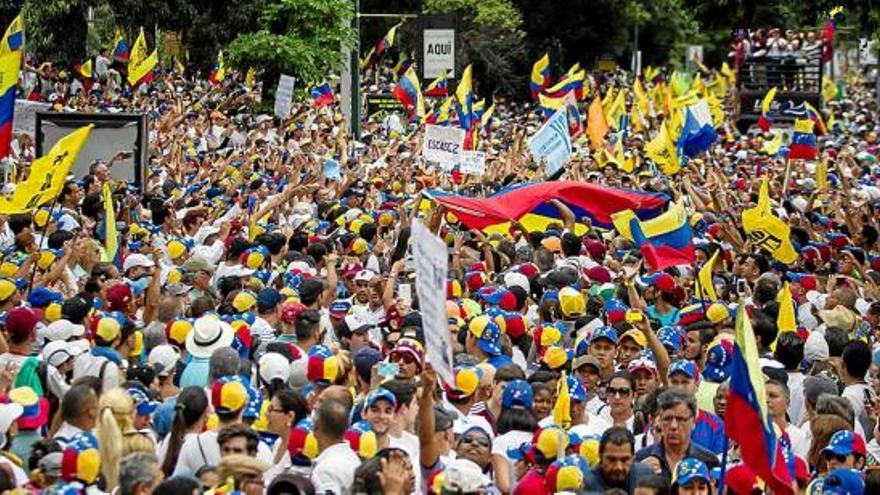 Caracasacull una manifestació multitudinària contra el règim de Maduro