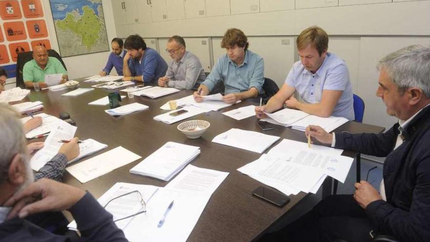 Alcaldes del Consorcio, con el de Arteixo en el centro de la imagen, el lunes, durante el pleno.