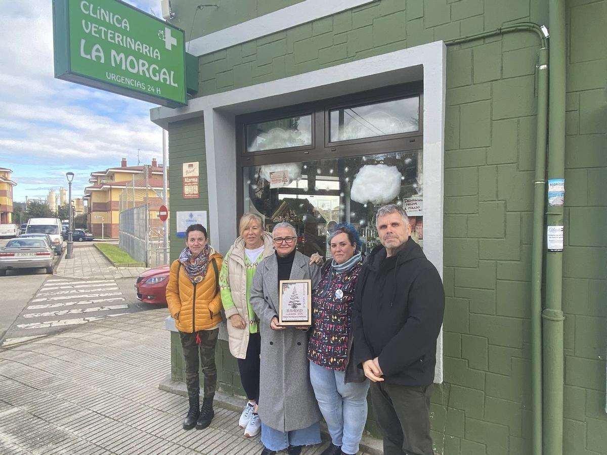 La alcaldesa, Eva María Pérez, y el edil José Antonio González, con los responsables de la clínica veterinaria